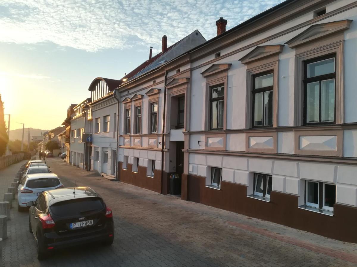 Aradi Apartman Печ Экстерьер фото